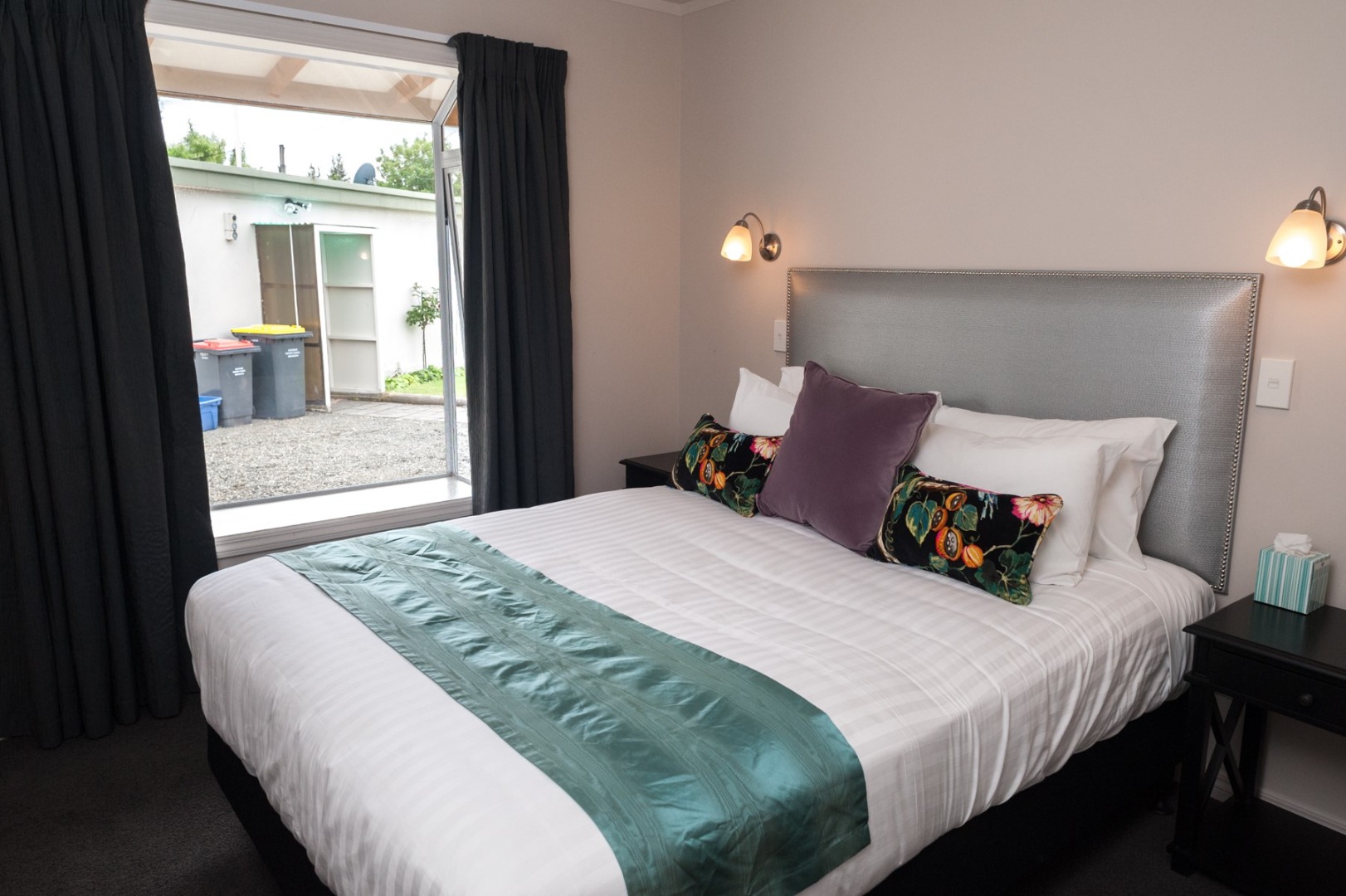 Bedroom with large bed.jpg